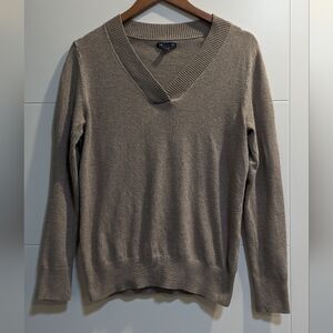 Gap beige v neck sweater in size Large